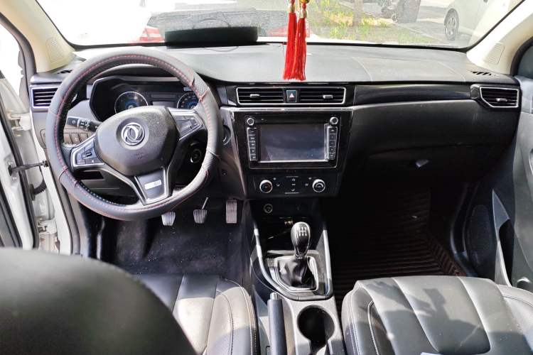 Used Dongfeng Fengon 580 2017 1.8L Manual Comfort Model Center Console