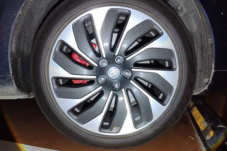 Used Hima AITO M5 2022 Range-Extended Rear-Drive Standard Version Right Front Wheel Hub