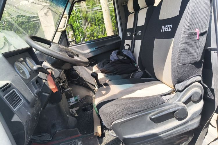 Used Iveco Daily 2020 2.5T A35 Passenger Van with Dual Tires Low Roof 5-9 Seats China V Emission Standard Left Front Seat