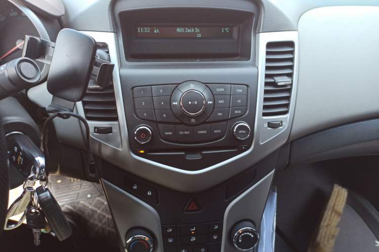 Used Chevrolet Cruze 2011 1.6L SL MT Audio And AC Panel