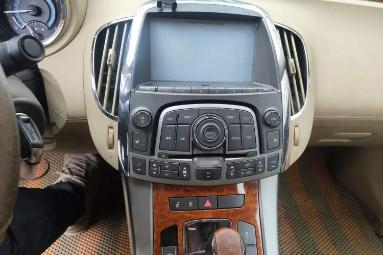 Used Buick LaCrosse 2012 2.4L SIDI Elegant Edition Audio And AC Panel