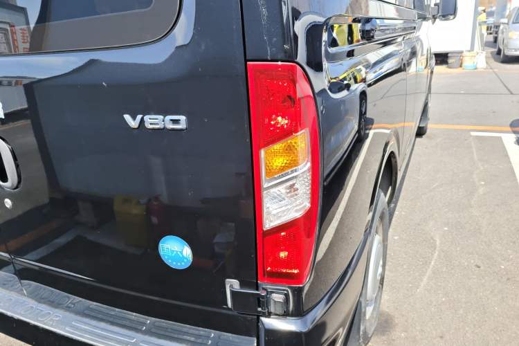 Used SAIC MAXUS Xintu V80 2023 2.0T Manual Classic Aoyuntong Long Wheelbase Mid-Height 6/7/8/9-Seater Right Rear Taillight