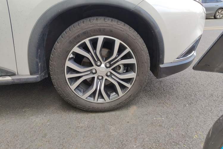 Used Mitsubishi Outlander 2016 2.4L 4x4 Luxury Edition 7-Seater Exterior 4