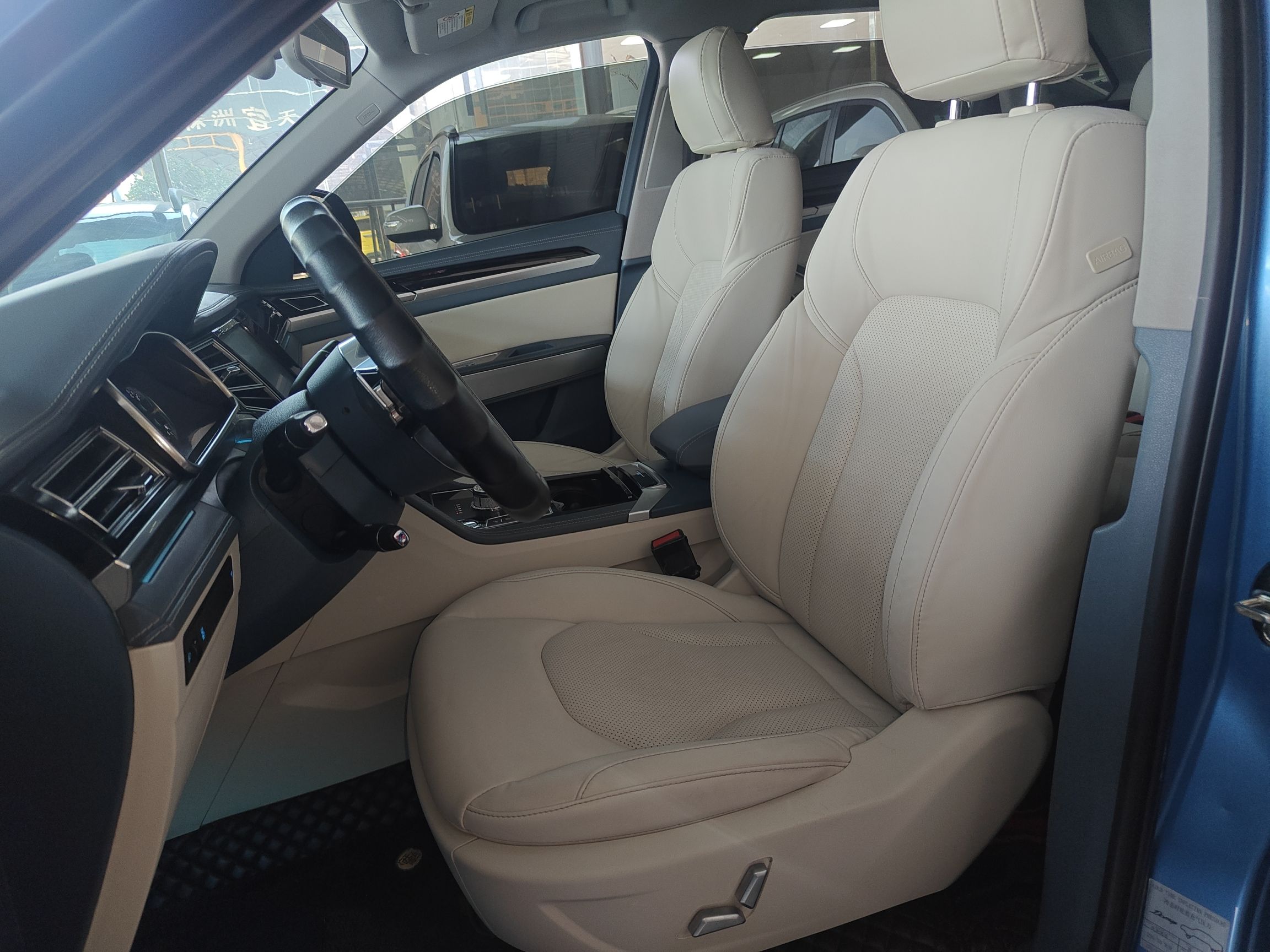 المقاعد الأمامية داخل السيارة