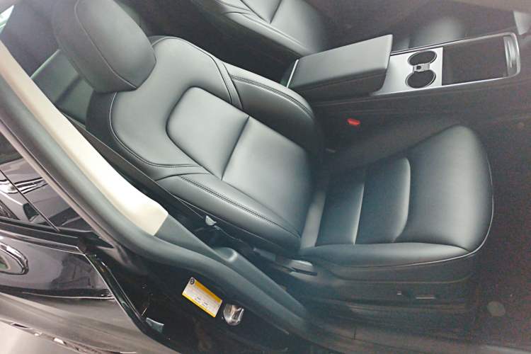 Used Tesla Model Y 2021 Standard Range Rear-Wheel Drive Version Right Front Seat