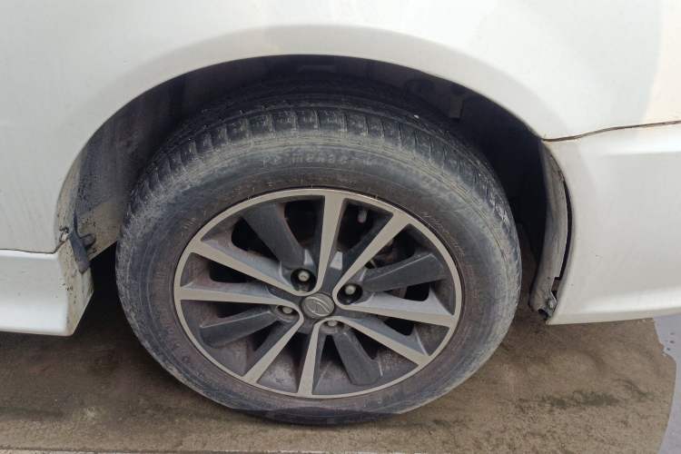 Used Soueast V3 Lingyue 2015 1.5L Manual Style Edition Right Front Wheel Hub