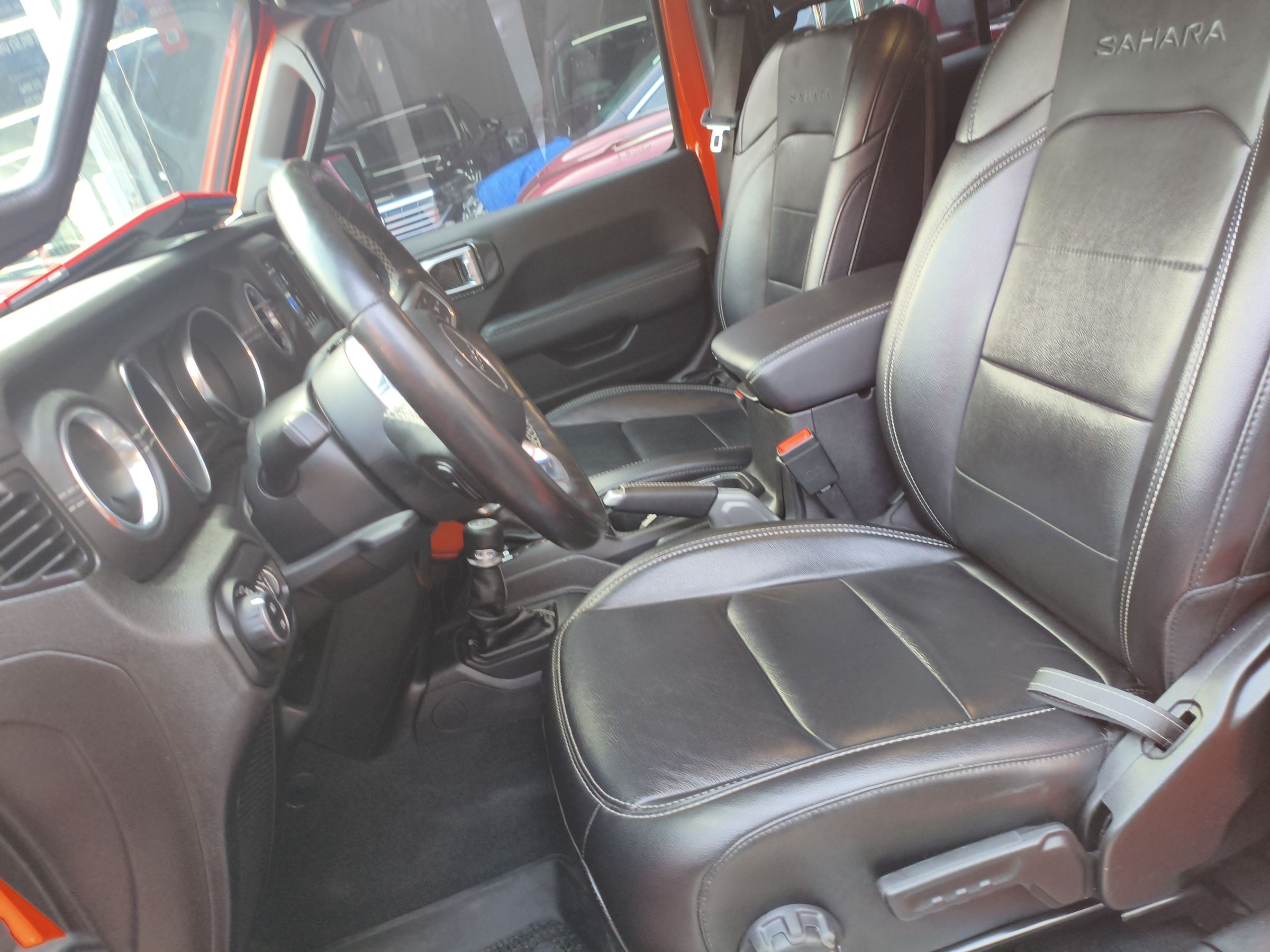 المقاعد الأمامية داخل السيارة