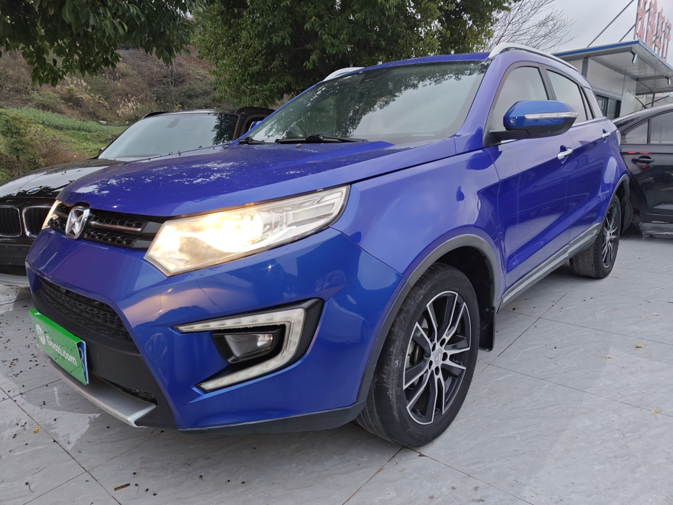 Под передней частью автомобиля