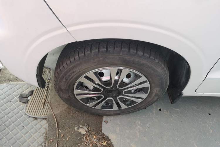 Used Wuling Hongguang V 2022 1.5L Jingqu Edition Enclosed-Window Vehicle with Electric Power Steering LAR Left Front Wheel Hub