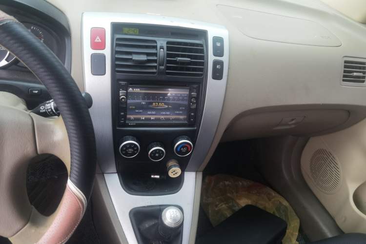 Used Hyundai Tucson 2009 2.0L Manual Two-Wheel Drive Fashion Edition Audio And AC Panel