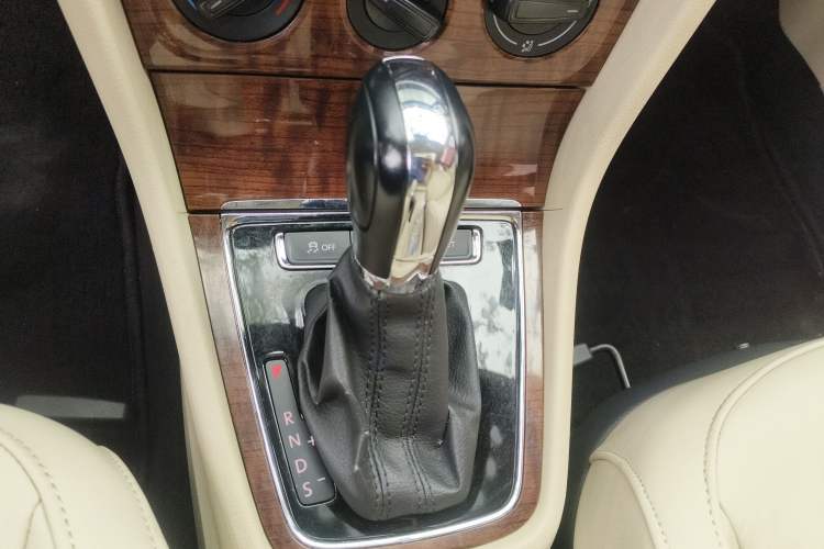 Used Volkswagen Lavida 2013 Restyled Classic 1.6L Automatic Comfort Edition Gear Lever