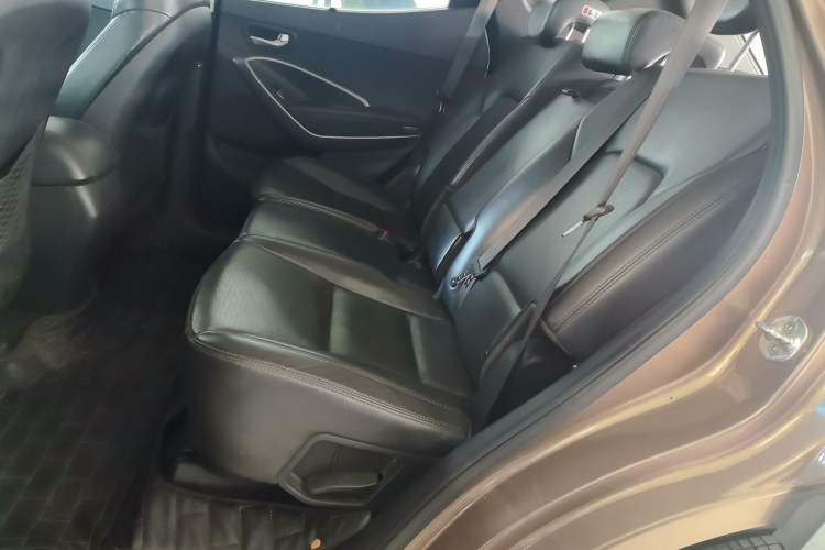 Used Hyundai Santa Fe 2013 2.4L Automatic Two-Wheel Drive Smart Version Left Rear Seat