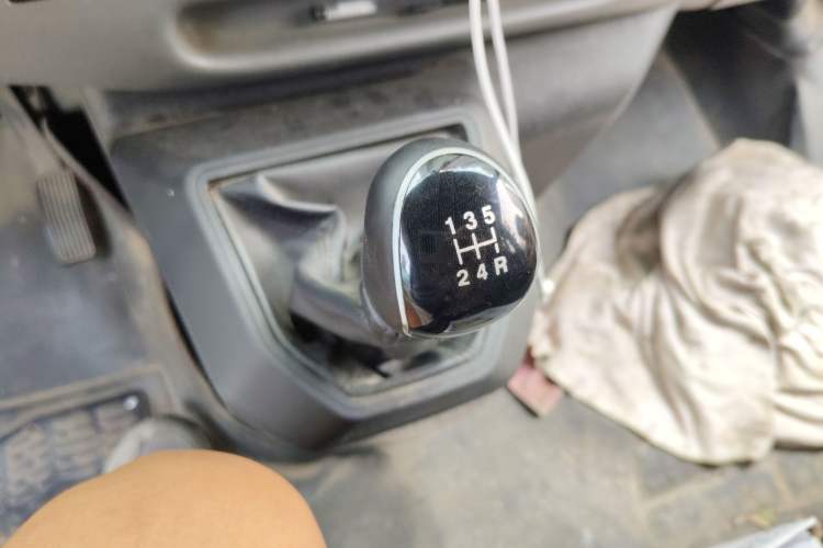 Used JMC Transit 2019 2.8T Commercial Version Long Wheelbase Mid-Roof 6-Seater Rear Single Tire China VI Emission Standard – JX493