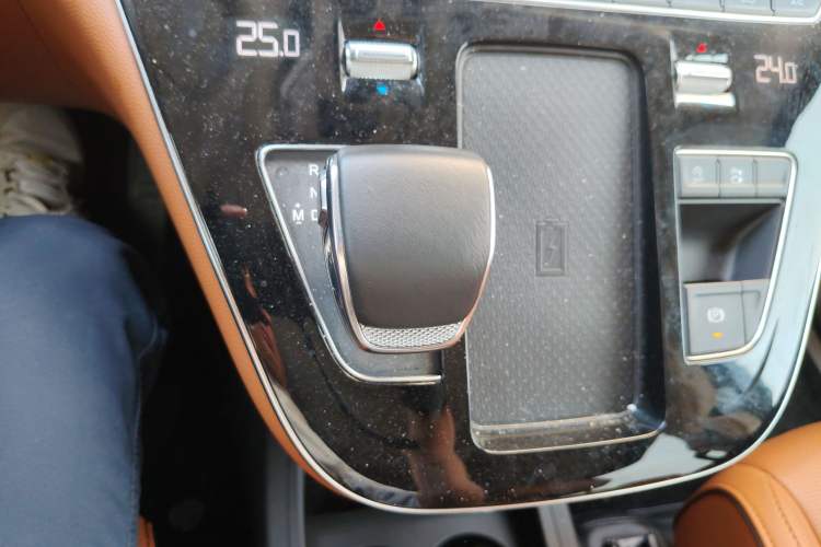 Used Hongqi HQ9 2023 2.0T Smart Connect Flagship Edition Gear Lever