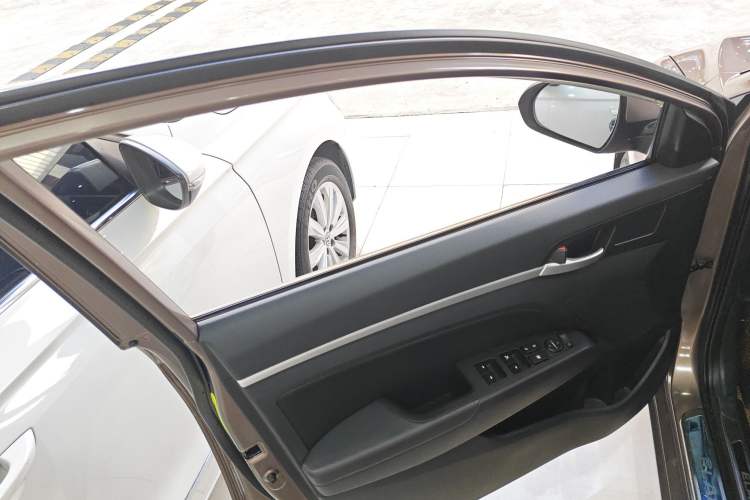 Used Hyundai Elantra (6th Generation / Lingdong) 2016 1.6L Automatic ZhiXuan – Elite Version Interior 7