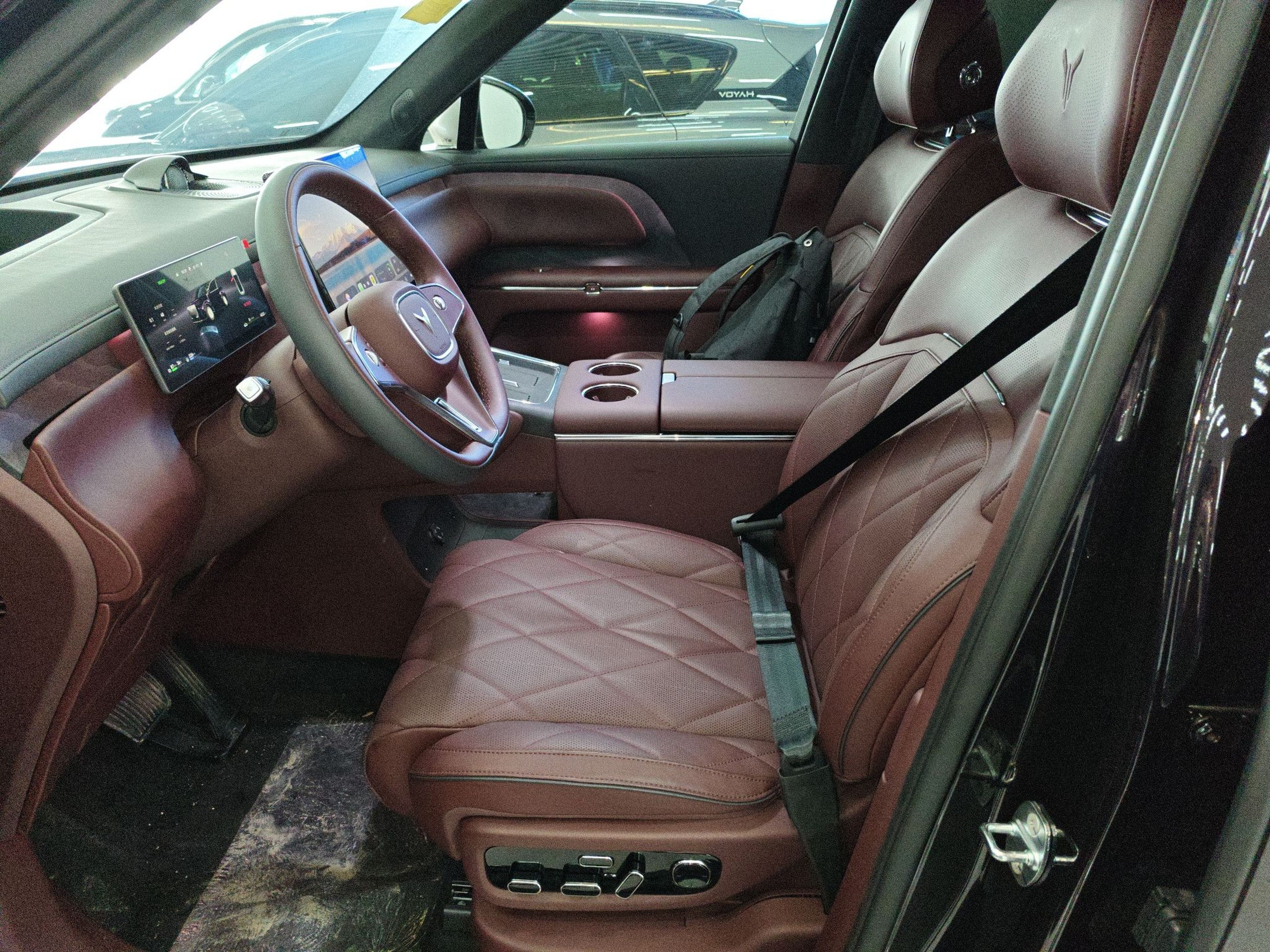 المقاعد الأمامية داخل السيارة