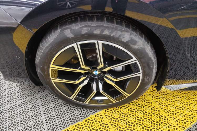 Used BMW 7 Series 2023 735Li M Sport Package Left Front Wheel Hub