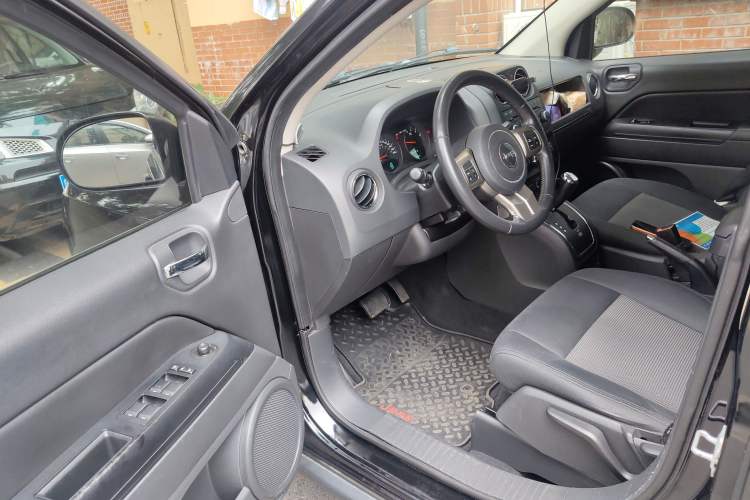 Used Jeep Compass 2011 2.0L two-wheel drive sport version
