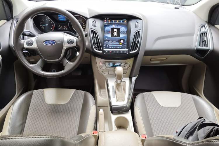 Used Ford Focus 2012 Sedan 1.6L Automatic Fashion Edition Center Console