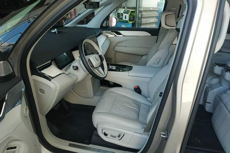 Used Volvo EM90 2025 Ultra Six-Seater
