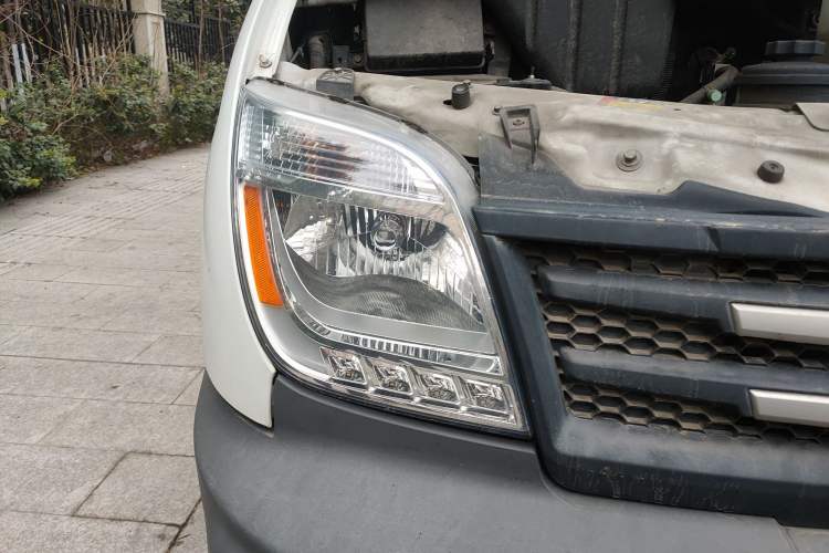 Used SAIC MAXUS Xintu V80 2019 2.5T Classic Edition 6-Speed Manual – Aoyuntong Short Wheelbase Mid-Height Design 5/6 Seats