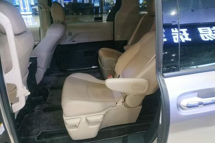 Used Toyota SIENNA 2021 2.5L Hybrid Luxury Edition Left Rear Seat