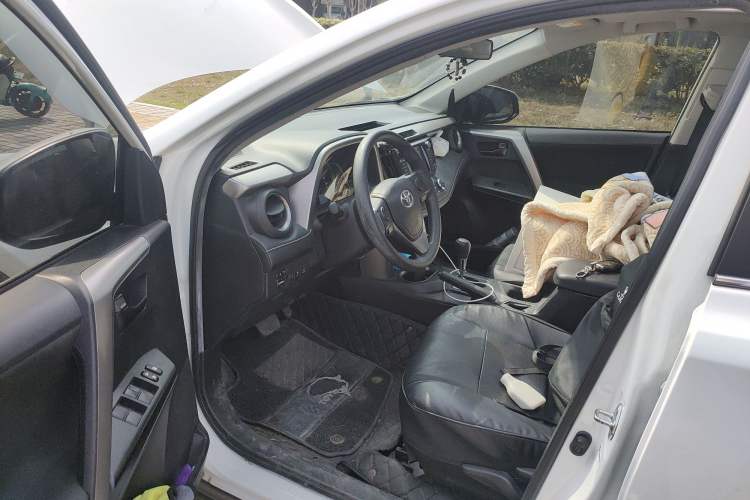 Used Toyota RAV4 2019 2.0L CVT Two-Wheel Drive Luxury Version China VI Standard Driver Seat