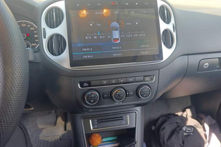 Used Volkswagen Tiguan 2016 300TSI Automatic All-Wheel Drive Fashion Vision Edition Audio And AC Panel