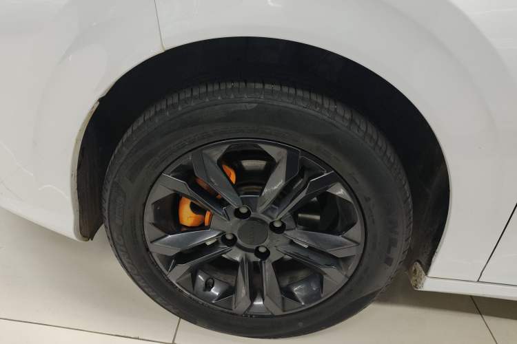 Used Dongfeng Aeolus Yixuan 2023 Mach Edition 1.5L Automatic Chasing Wind Version Left Front Wheel Hub