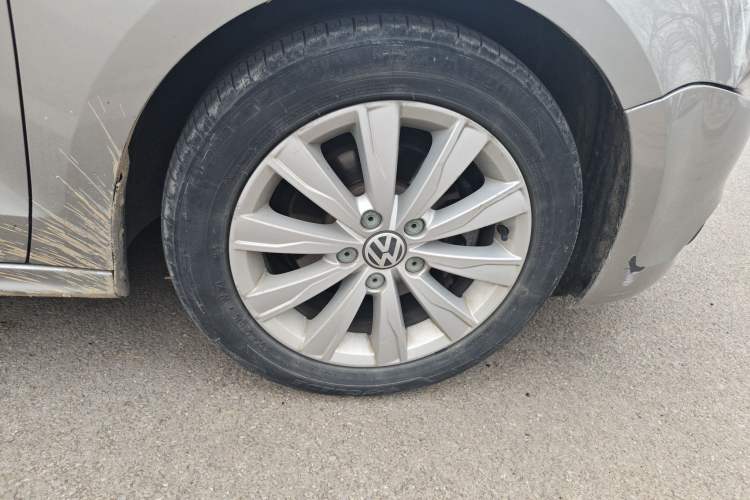 Used Volkswagen Sagitar 2014 1.6L Manual Comfort Model Right Front Wheel Hub