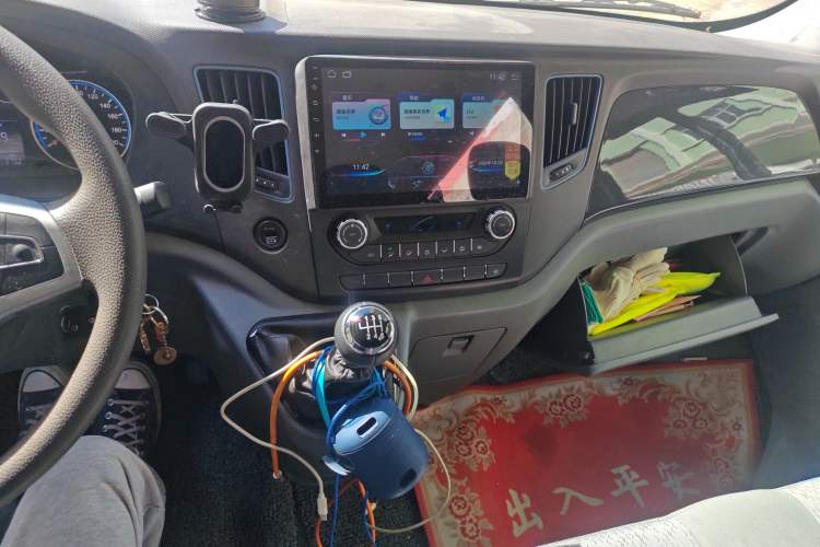 Used Foton Toano 2023 Cummins 2.8T Manual Jixiang Multi-Function Long-Wheelbase Mid-Roof Model with Rear Dual Tires Available in 7/9-Seater Configurations Audio And AC Panel