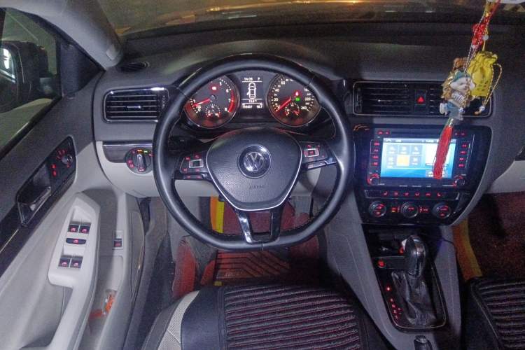 Used Volkswagen Sagitar 2015 230TSI Automatic Luxury Model Steering Wheel