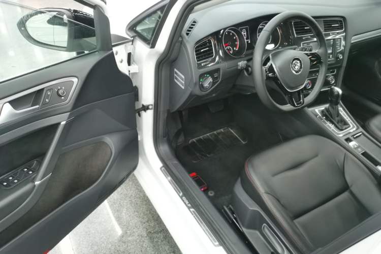 Used Volkswagen Golf 2017 1.6L Automatic Comfort Million-Vehicle Anniversary Edition