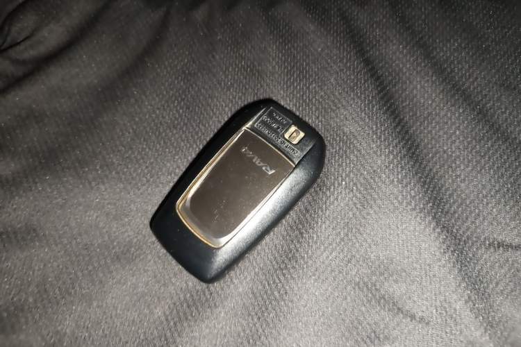 Used Toyota RAV4 2016 2.0L CVT Two-Wheel Drive Fashion Edition China V Standard Vehicle Key