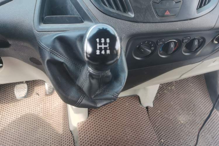 Used Ford Transit 2019 2.0T Diesel Commercial & Travel Short Wheelbase Low-Roof 9-Seater China VI