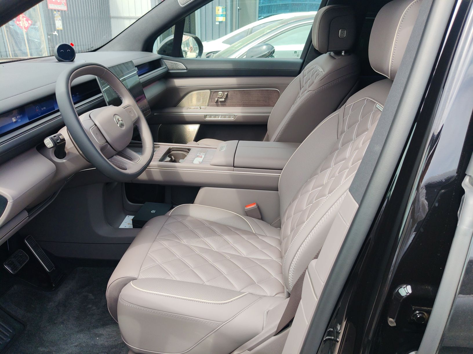 المقاعد الأمامية داخل السيارة