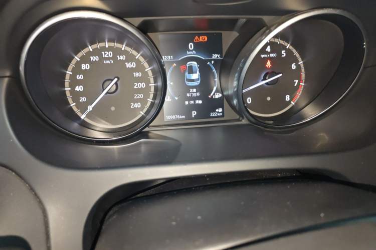 Used Land Rover Discovery Sport 2017 2.0T SE Odometer Close Up