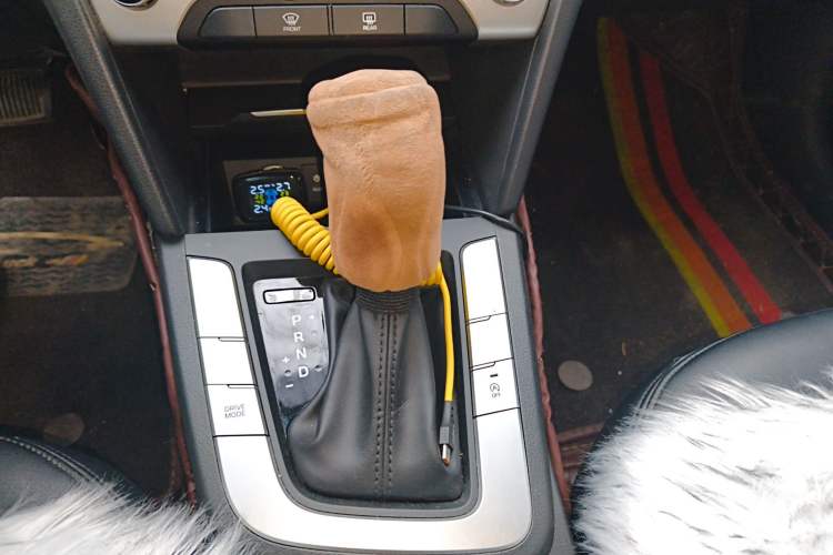 Used Hyundai Elantra (6th Generation / Lingdong) 2016 1.6L Automatic ZhiXuan – Elite Version Gear Lever