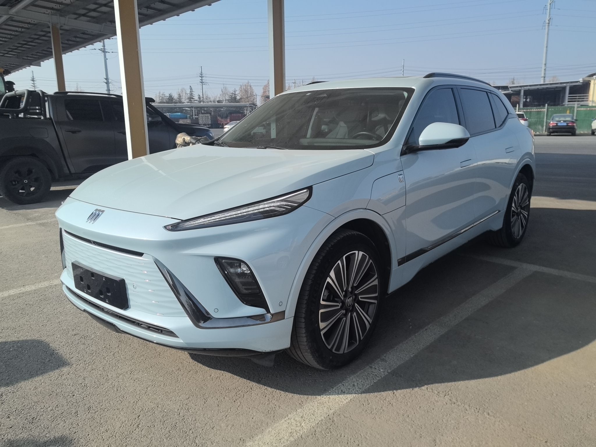 Под передней частью автомобиля