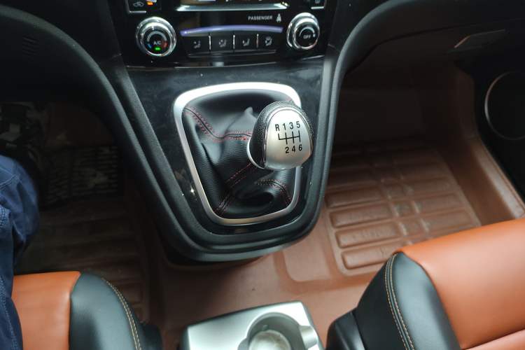 Used Haval H6 2014 Upgraded Model 2.0T Diesel Manual Two-Wheel Drive Urban Version