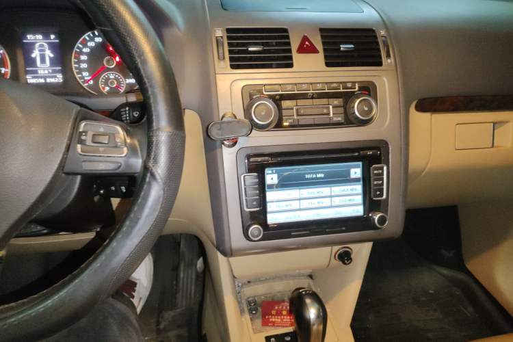 Used Volkswagen Touran 2011 1.4T DSG ZhiZhen Edition 5 Seats Audio And AC Panel