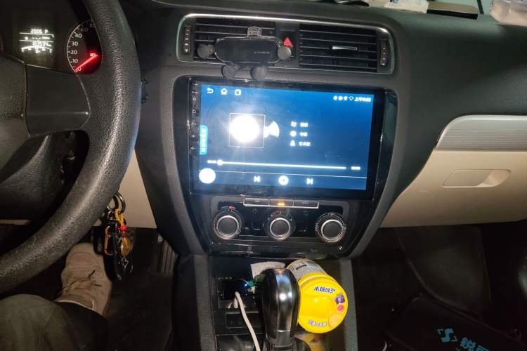 Used Volkswagen Sagitar 2012 1.6L Automatic Comfort Edition Audio And AC Panel