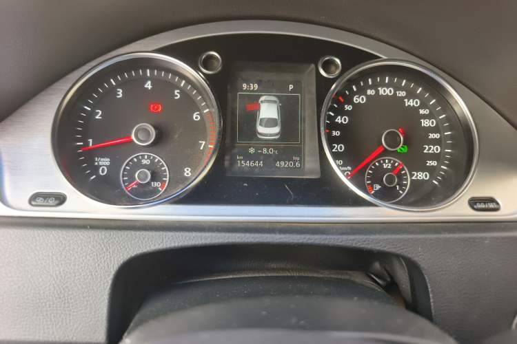 Used Volkswagen FAW-Volkswagen CC 2015 1.8TSI Luxury Model Odometer Close Up