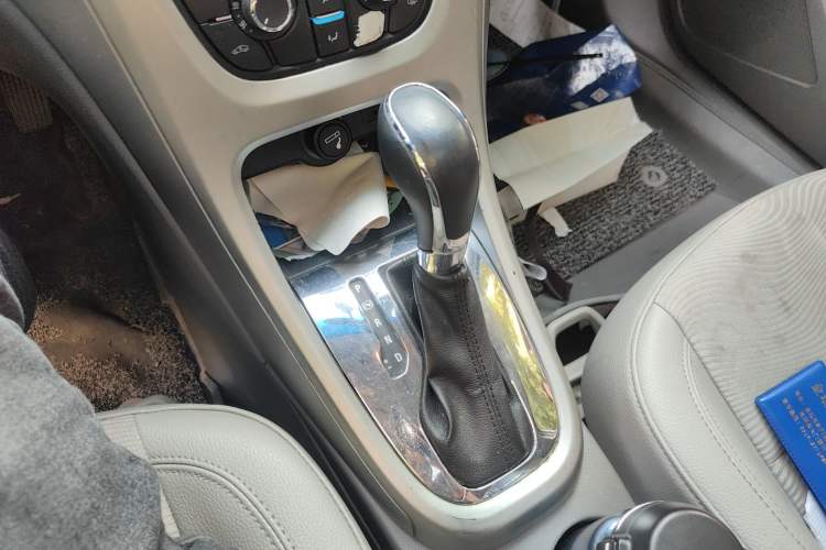 Used Buick GT 2010 XT 1.6L Automatic Fashion Edition Gear Lever