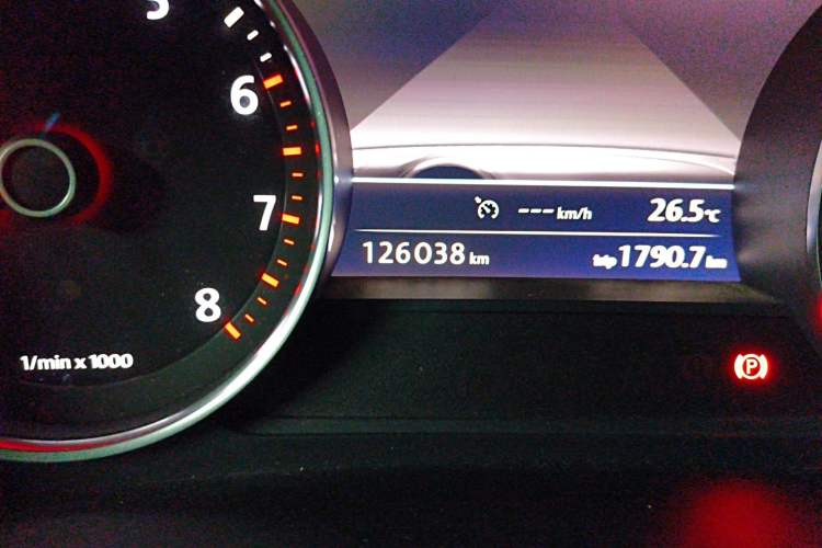 Used Volkswagen Touareg 2011 3.0 TSI Comfort Version Odometer Close Up