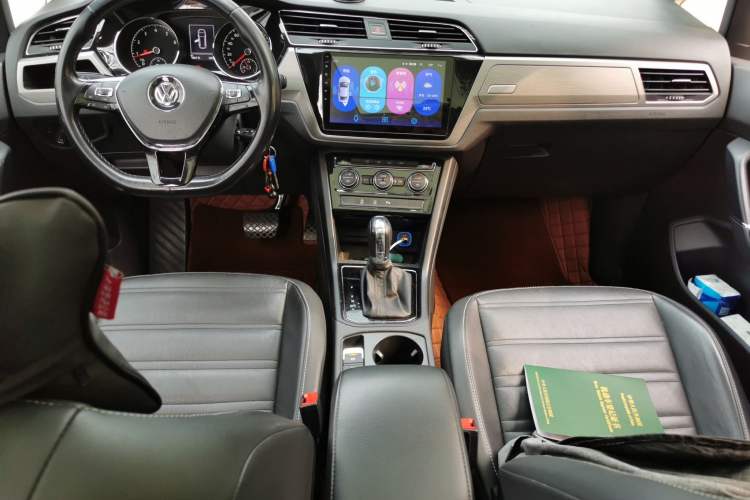 Used Volkswagen Touran 2016 Volkswagen Touran L 280TSI DSG Comfort Edition Center Console
