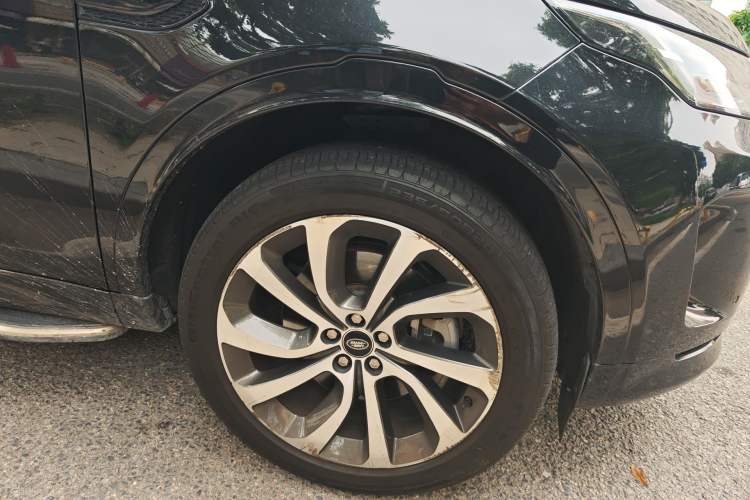 Used Land Rover Discovery Sport 2022 249 PS R-Dynamic S Performance Edition 5 Seats Right Front Wheel Hub