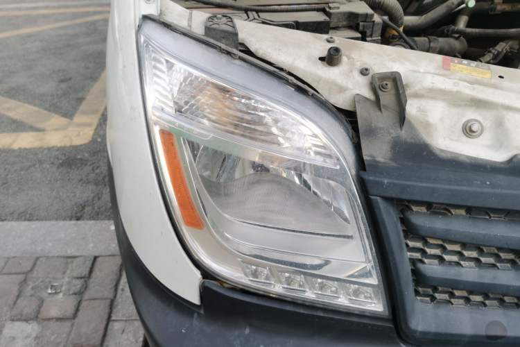 Used SAIC MAXUS Xintu V80 2019 2.5T Classic AMT Aoyuntong Facelifted Short-Wheelbase Mid-Roof 5/6-Seater Right Front Headlight