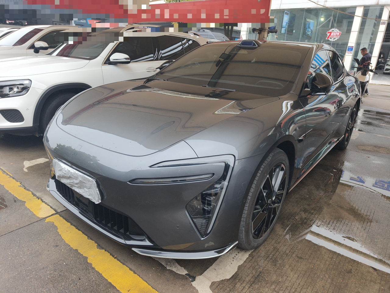 تحت مقدمة السيارة