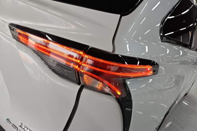 Used Toyota Sienna 2024 2.5L Hybrid Four-Wheel Drive Prestige Edition
